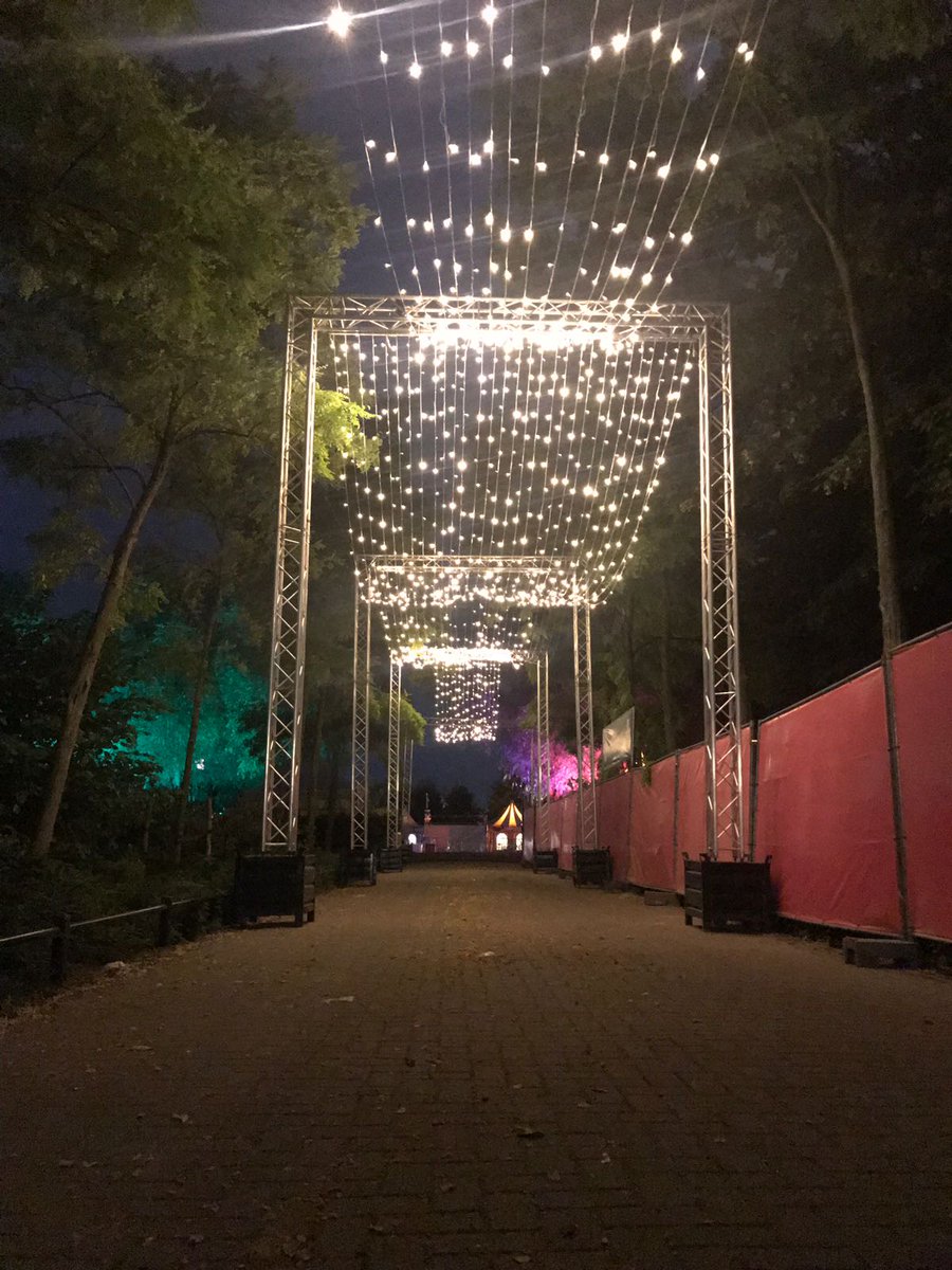 Ook in de zomermaanden zitten we niet stil! Zo voorzagen wij gisteren het @Milkshake_Fest en de zomer (kerst)borrel van het <a href="/doubletree/">DoubleTree by Hilton</a> van wat extra sfeer met onze (winter)sfeerverlichting! ☀️☃️