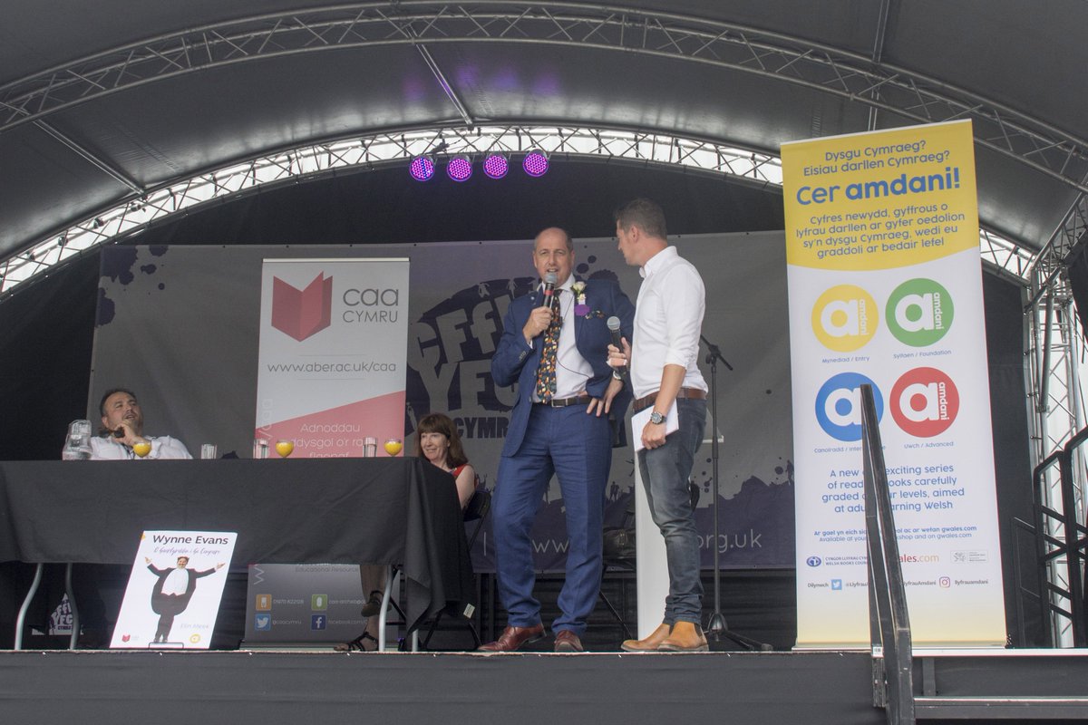 CAACymru's tweet photo. Diolch i bawb ddaeth i lansiad bywgraffiad Wynne Evans yn #Sioe2018 ddoe, yn arbennig i Steve Hughson, Prif Weithredwr y Sioe, yng nghanol ei brysurdeb! | Thanks to everyone who came to Wynne Evans' biography launch at the #RWS2018 yesterday. Mwynhewch y llyfr, ac ewch amdani! https://t.co/bHmDdbXdUN