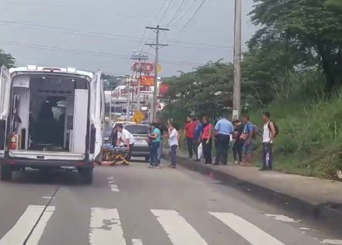 ArielRiosR's tweet photo. @TReporta Lamentable   Fallece estudiante de la Facultad de Industrial de la UTP que fue atropellada cuando intentaba cruzar la Vía Centenario frente a la universidad. info vía  @TraficoCPanama #URGENTE hace falta un puente peatonal... @MOPdePanama @amethps @rpc_radio https://t.co/kaeoh4LMrK