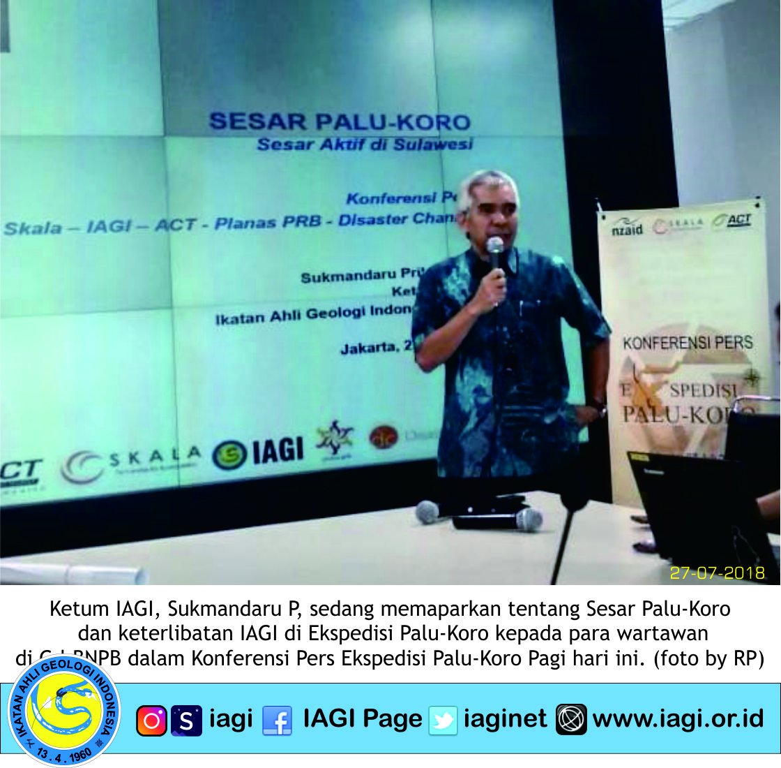 Ketum IAGI, Sukmandaru P, sedang memaparkan tentang Sesar Palu-Koro
 dan keterlibatan IAGI di Ekspedisi Palu-Koro kepada para wartawan 
di Gd.BNPB dalam Konferensi Pers Ekspedisi Palu-Koro Pagi hari ini. (foto by RP)