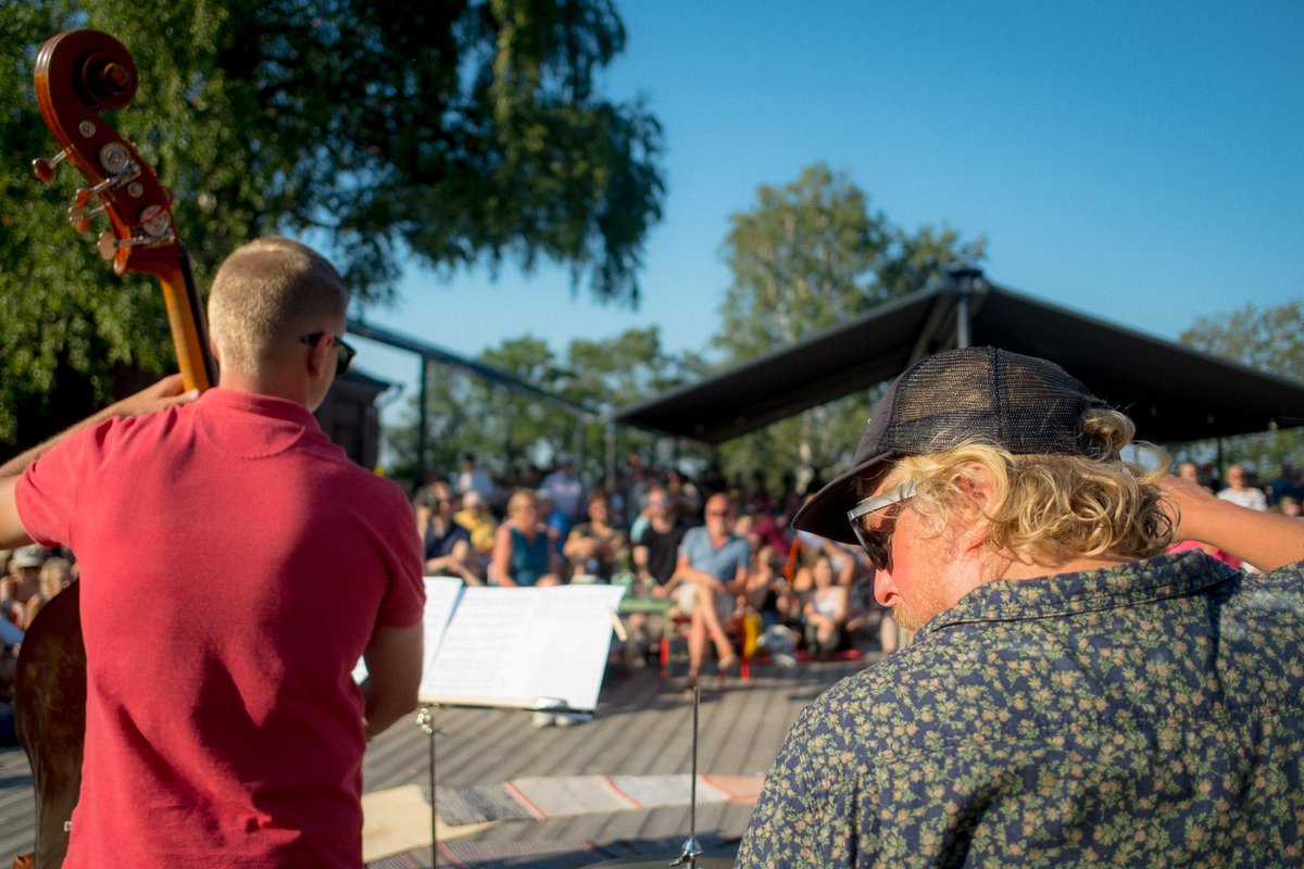 wejazzhelsinki's tweet photo. Alder Ego juhlisti toissapäivänä ”Flight”-singlensä julkaisua upealla keikalla @LONNAisland'in aurinkoisella makasiiniterassilla.
Ensi keskiviikkona 1.8. kesän viimeinen We Jazz X Lonna, lauteilla Bowman Trio!
📸: Henri Hämäläinen
#wejazzlonna #wejazz #lonna #alderego https://t.co/7jrqLHmirL