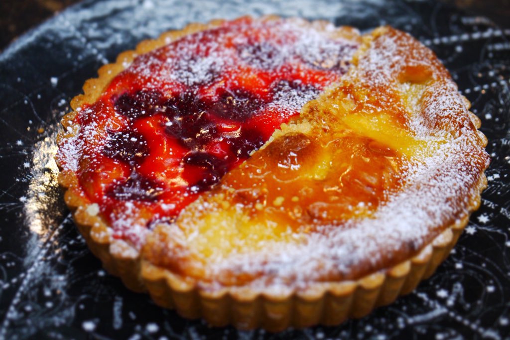 ট ইট র Nowhereman ラズベリーとピスタチオのタルト 苺とルバーブと洋梨のタルト 2種類のタルトのハーフ ハーフ オンラインストアにて 今週末29日 日 19時から 24時間限定で受注販売致します