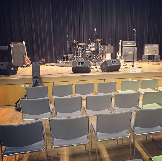 drumoriyama's tweet photo. 本日は、杉並区にある「ゆう杉並」にて、講師にWabi_Sabiの紅谷さんをお迎えして「PA講座」を実施!
都立豊多摩高校、東京立正高校、都立杉並高校の軽音楽部の皆さんご参加ありがとうございました!
本格的なステージでの講座。専門的でしたが盛り上がりました!
#bandclinic
#paclinic
#ゆう杉並 https://t.co/2ozzf15D6w