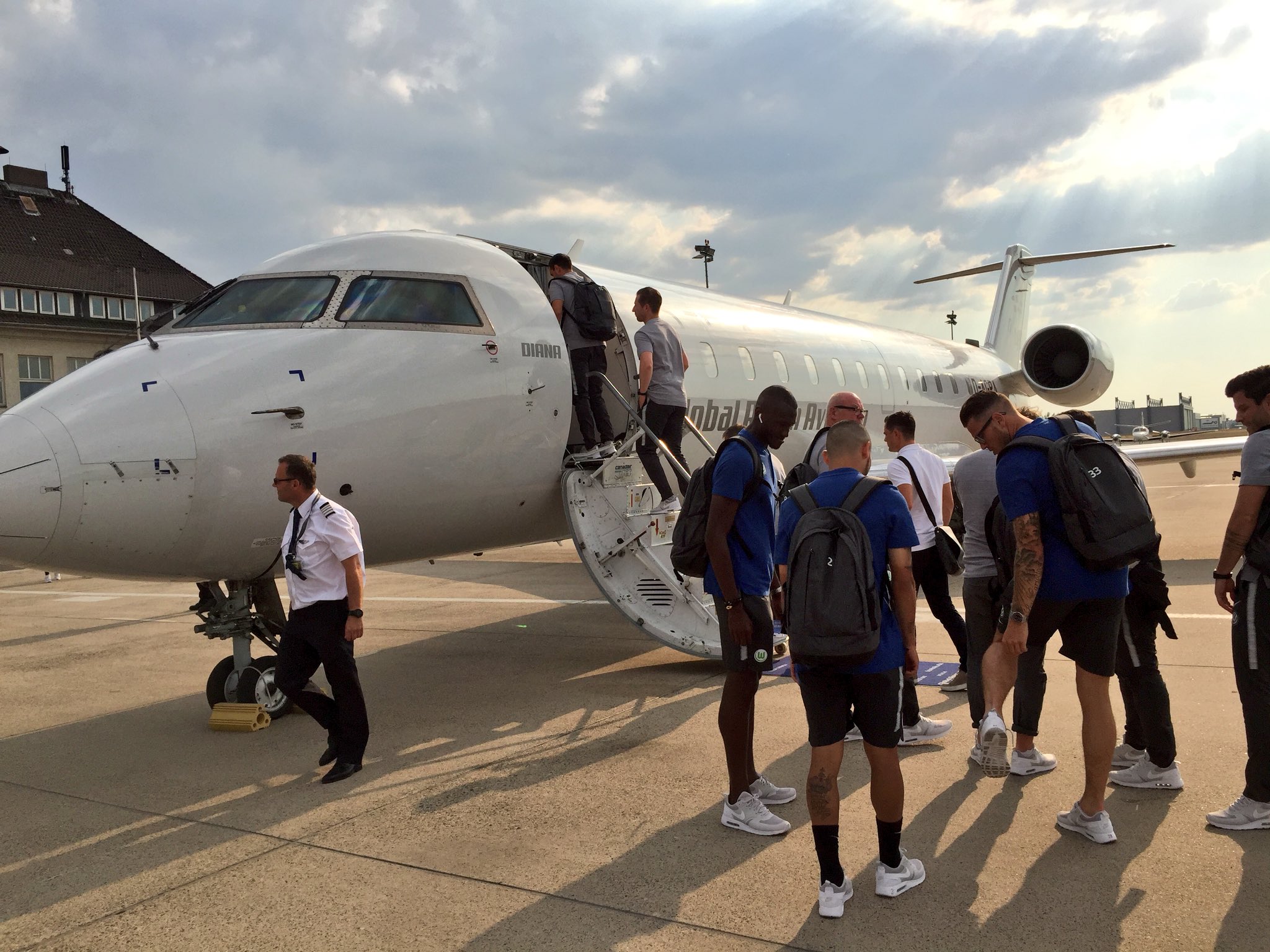 VfL Wolfsburg on Twitter: "Los geht's: Unsere Wölfe reisen ...