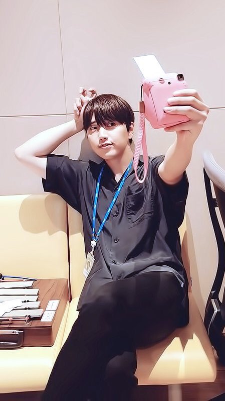jiny__love's tweet photo. There was no guest on 180727, only chats with listeners and quizzes with prizes to give away..  one of the prizes is a signed Polaroid of himself.  So as promised, he took Polaroid of himself...

#산들 #Sandeul #B1A4 #mbcstar #SandeulStarryNight https://t.co/RzQcqtwcWY