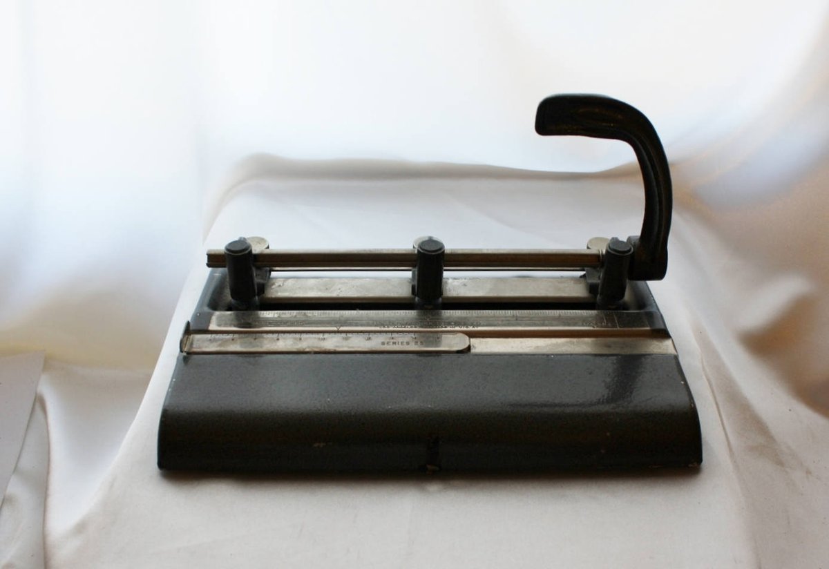 sueforgetmenot's tweet image. Master Products MFG CO Vintage 3-Hole Punch, Made In USA, Series 25 tuppu.net/c9e15e98 #Etsy #BluetreeSewingStudio #PaperPunch