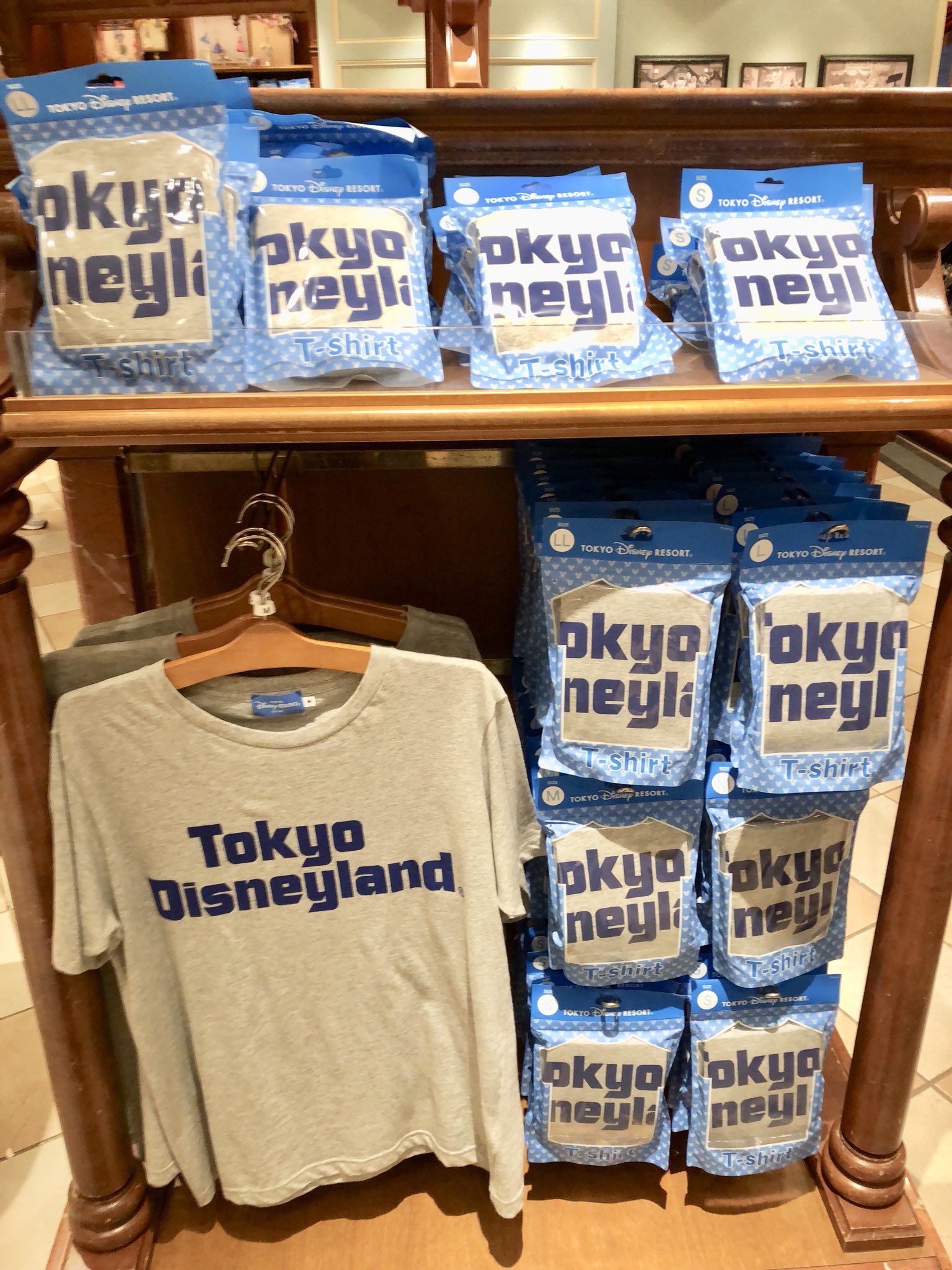 ハワイアンディズニー ウェア 東京ディズニーランドｔシャツ 販売中です お値段 1 500円 1枚ごとに袋に入った状態で販売されております ご希望の方は購入代行させていただきます ディズニーランドtシャツ ディズニーランド