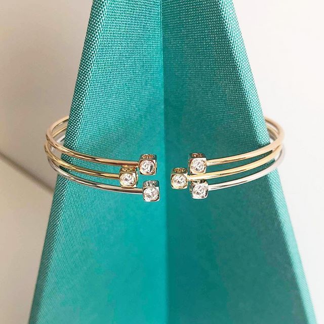 Yellow, pink or white gold ... Which one will be your favorite for this summer? 
Discover Le Cube Diamant bracelets. 
#dinhvan #paris #jewels #jewelry #cube #diamond #gold #summer #novelties ift.tt/2LYjnGI