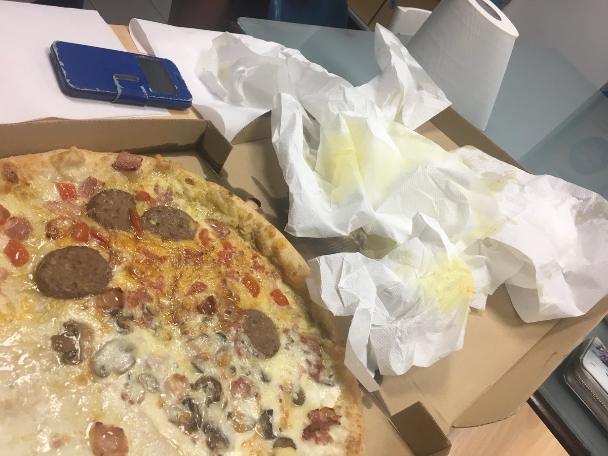 patrymm2's tweet photo. @telepizza_es  os agradecería que no vaciarais la botella de aceite en las pizzas. https://t.co/fHfXC46Oiv