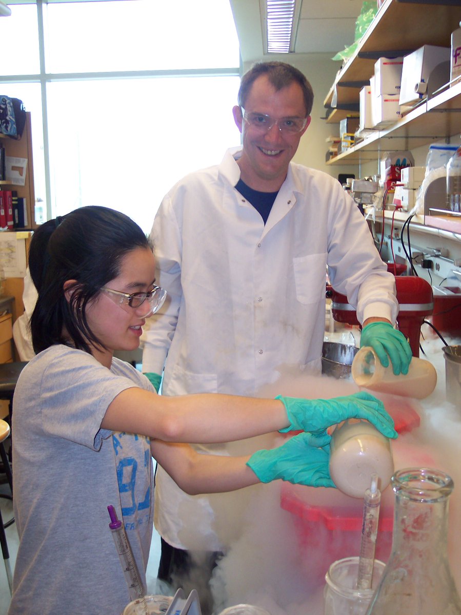 Carter_Lab's tweet image. My #dynein partner-in-crime, Carol Cho, came by the lab today after a data collection trip at Diamond.  2009 vs 2018 photos...