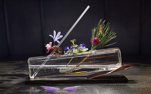 negronicocktail's tweet photo. ARTESIAN'S DIGIDIVA
40ml Absolut Elyx
30ml fino sherry
20ml Aqua di Cedro
20ml cypress syrup
15ml citric acid solution
100ml soda water
3 pieces seasonal botanicals
#ArtesianBar #LanghamHotel #London #Cocktail #Drink #Bar #AlexKatrena #SimoneCaporale https://t.co/PWKaJzbCdo