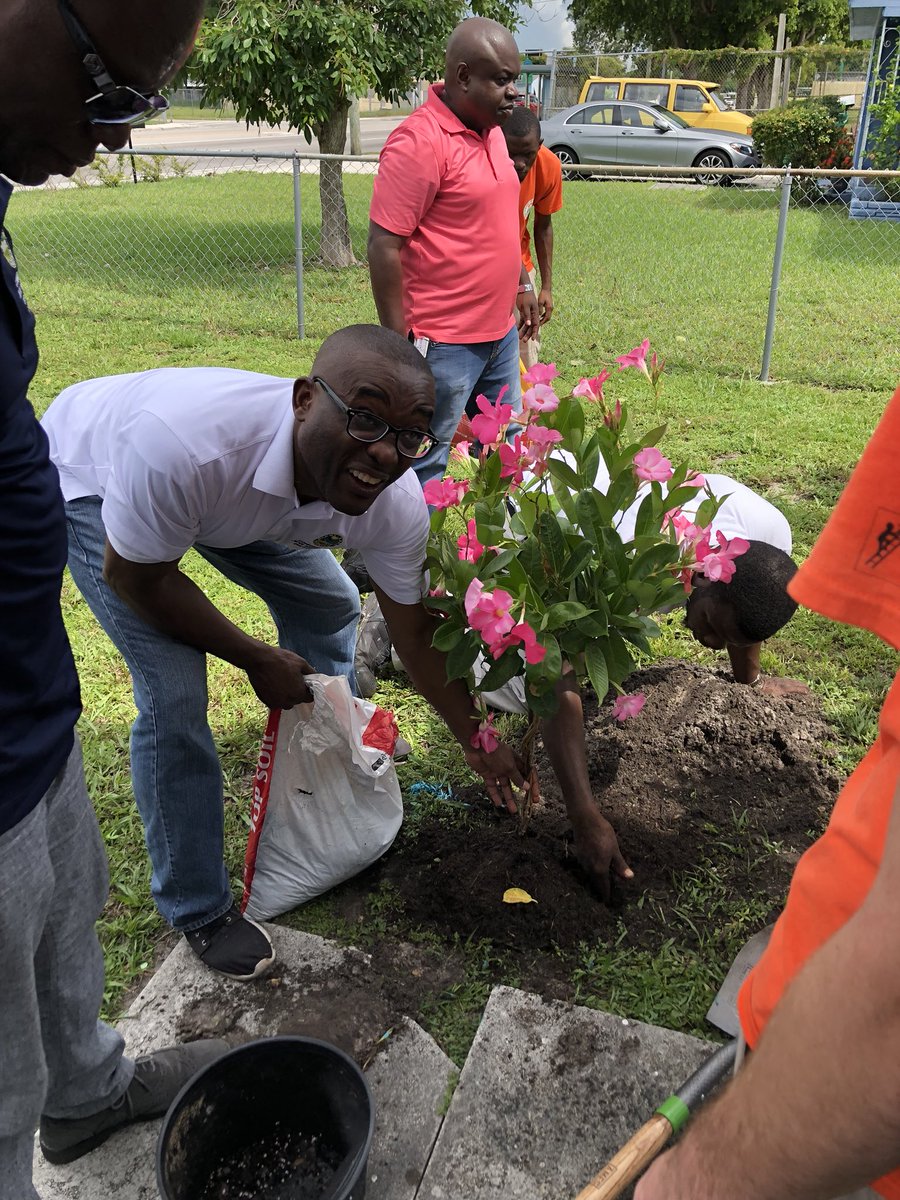 dorsett_debbie's tweet image. GMSC joined Jean Monestime, Miami-Dade Board of County Commissioners in beautifying the homes district residents. #ServiceWorks #YoungPeopleServing #GettingThingsDone