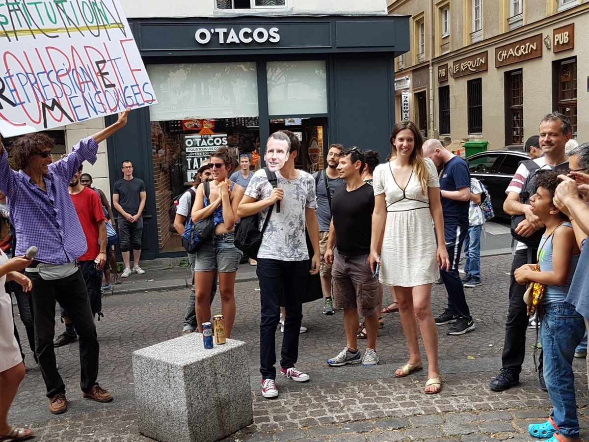 ERtfrance's tweet photo. Le faux Emmanuel Macron à été trouvé lors du cache-cache. "Je vous donne à tous les codes nucléaires !", a-t-il crié. 
#AffaireBenallaMacron #AllonsChercherMacron #AlexandreBenalla https://t.co/VgtlI79gL8