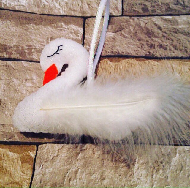 SewHappyToHelp's tweet photo. Fiver Friday. Sparkly swan decoration £5 for today only x #fiverfriday #ChristmasInJuly #onlinecraft #etsyseller #handmade https://t.co/ylxlxlIuyQ