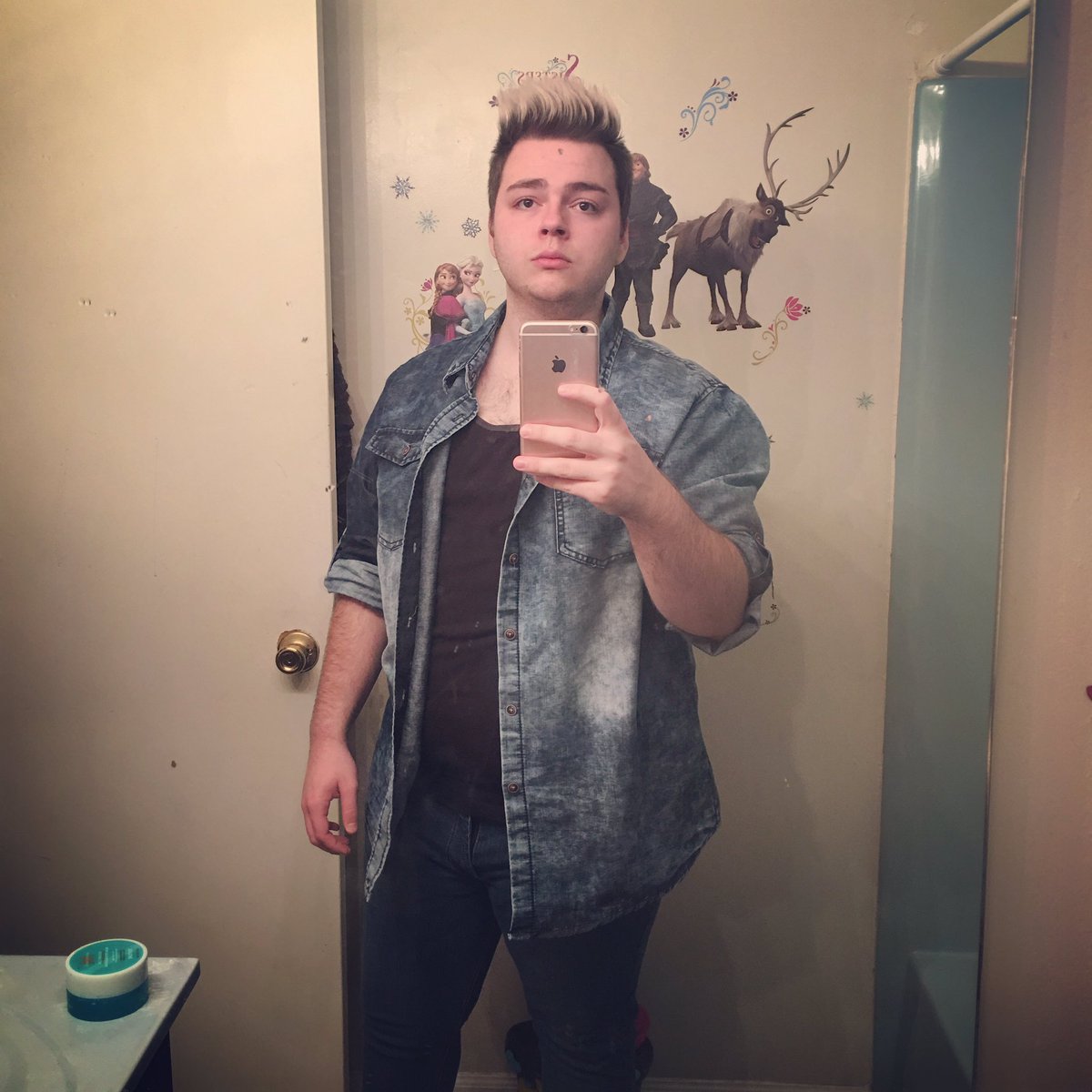 Austinwomack5's tweet photo. Why yes there are #frozen stickers on the wall behind me! 😂💁🏼‍♂️ #ThickthighsSaveLives #gay #youtuber #smallyoutuber #chubbyboys https://t.co/WREbTCsYXC