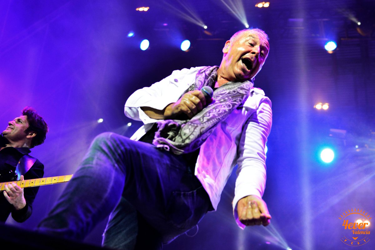 4everValencia's tweet photo. 3 décadas después de su mítico concierto, @simplemindscom nos hicieron volver a soñar en #4evervalenciafest 
Inolvidable.
#4everValenciafest #4evers #Valencia #festival
Foto_ @DomingoJCASAS https://t.co/B0ydGsaOQH