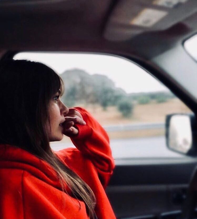 ZXCVBLWH's tweet photo. ب النسبه للناس يالي يقولون ليش لبسي .اسود .واحمر .وابيض .الابيض نظافت قلبي .ولاحمر اهو حبي .والاسود اهو عااالمي الخاص فيني .🚶‍♀️👌✨❤️😴 https://t.co/RTD1FW444u