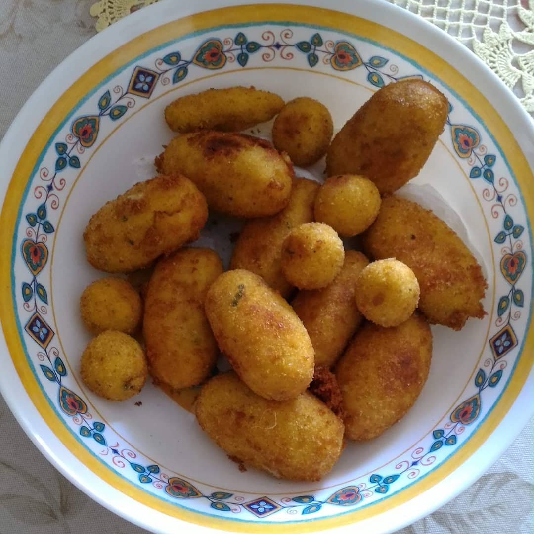 viaggiarepuglia's tweet photo. Croccanti fuori, morbide dentro, le corcchette di patate della nonna sono in tavola.
#VieniAMangiareinPuglia #WeAreinPuglia
 📷 Instagram @ fkampa https://t.co/O0zBUxN6du