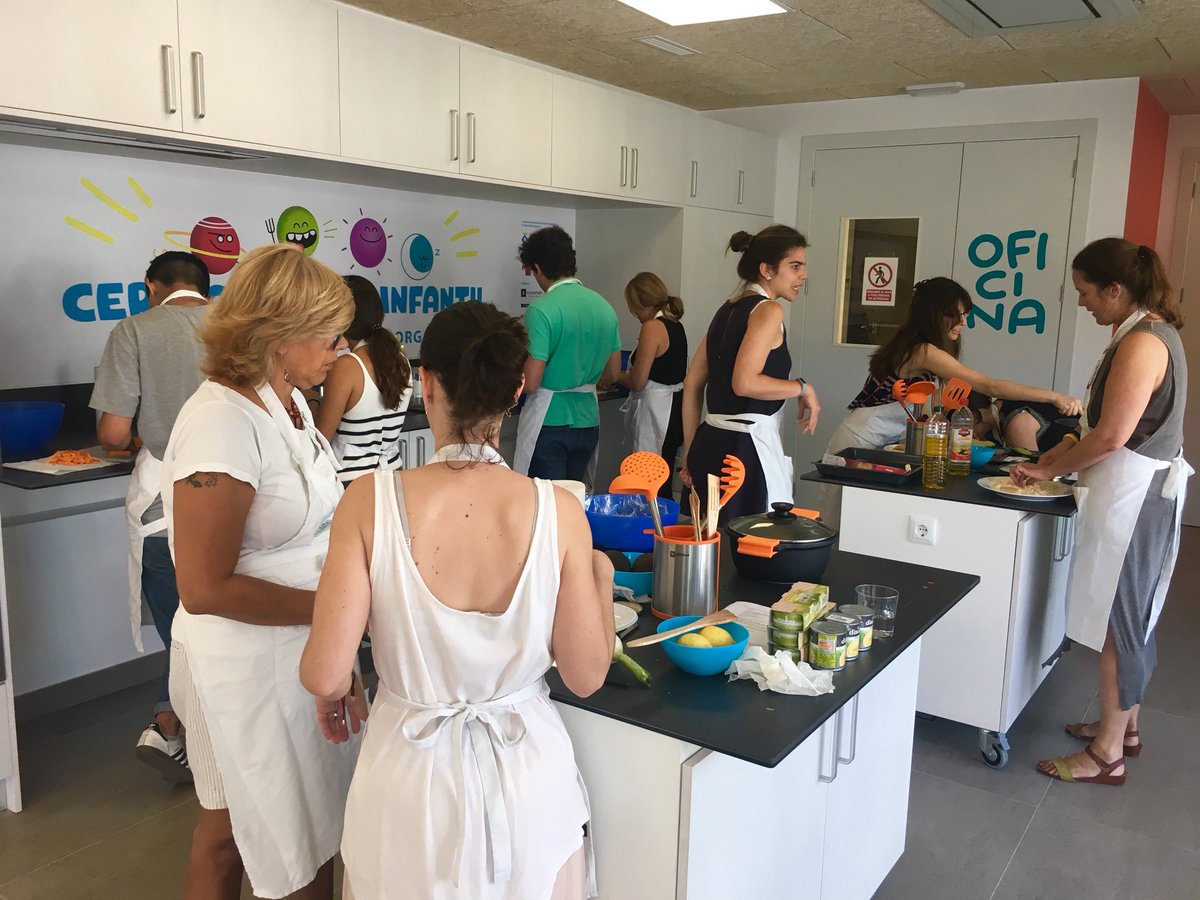 GasolFoundation's tweet image. Gracias al esfuerzo de voluntarios y estudiantes en prácticas nuestra misión #CeroObesidadInfantil es posible. Hoy celebramos cocinando todos juntos y disfrutando entre amigos que su implicación es nuestro mejor regalo. #VamosEquipo #DíaDelVoluntario