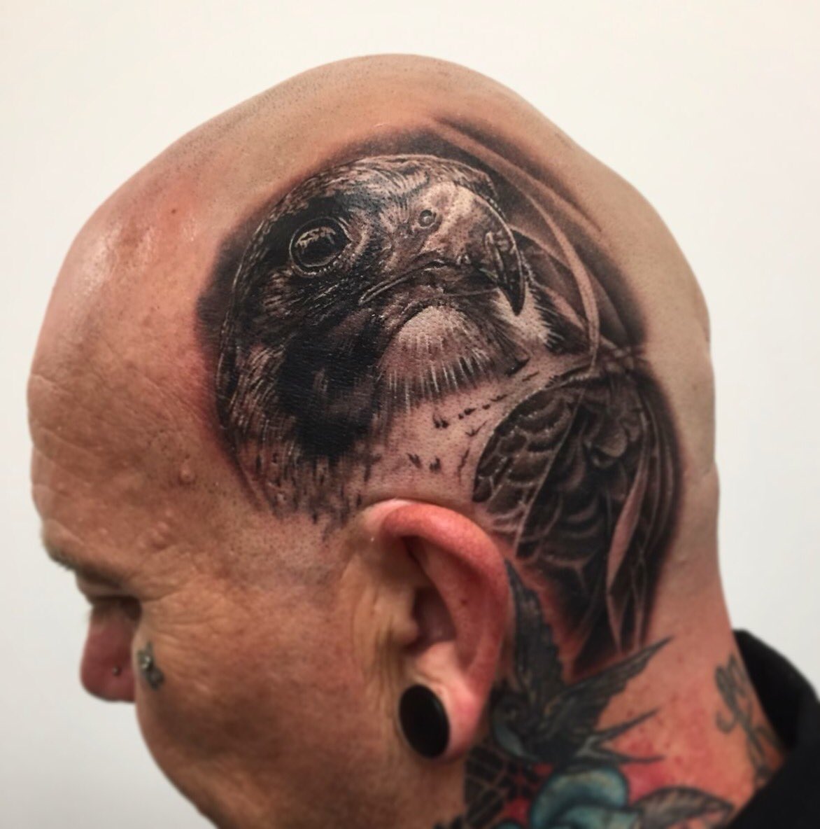 aatattoofamily's tweet photo. Steve’s finished head piece by our guest artist @rbtattoos.
Looks awesome. Thanks Richard 🤘🏼
#aatattoofamily #almostangels #almostangelstattoofamily #guestartist#art #tattoo #tattoos #headtattoo #tattooartist #tattooist #tattooed #tattooedmen #photorealism #realism #realistic https://t.co/up7UVb6I7Q