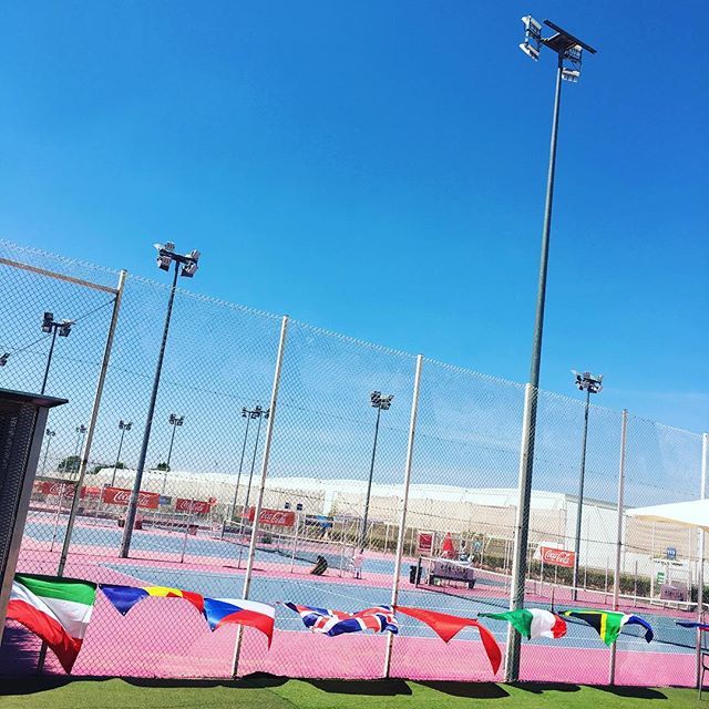 Tennis tournament with a touch of pink #goinginternational #tennisundertheheat #expatwithkidsinmadrid #expatwithkidsinparis #summercamp #ciudaddelaraqueta ift.tt/2OiMW78