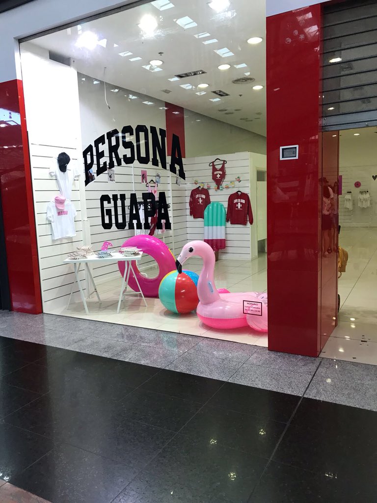 dqvglow's tweet photo. 9:30am haciendo cola para la #pgshop en málaga @paulagonu @AlexChiner #hastaquesevayalaluna #dctsa https://t.co/5WBQvFbP6m