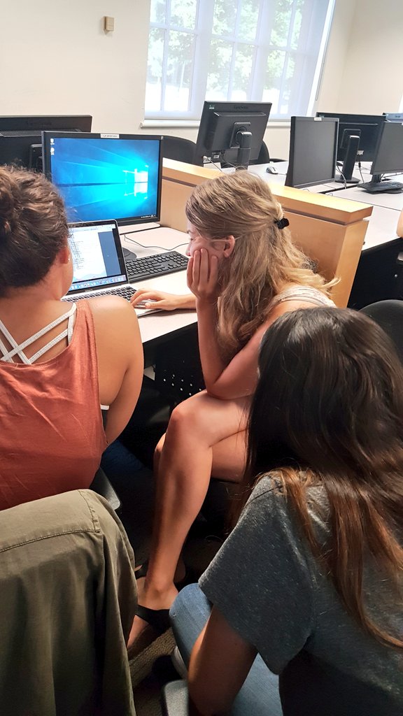 SectionOLBaes's tweet photo. The #OLBaes reading the #HumberPR OLB yearbook ❤ https://t.co/NWpaOkQSuV