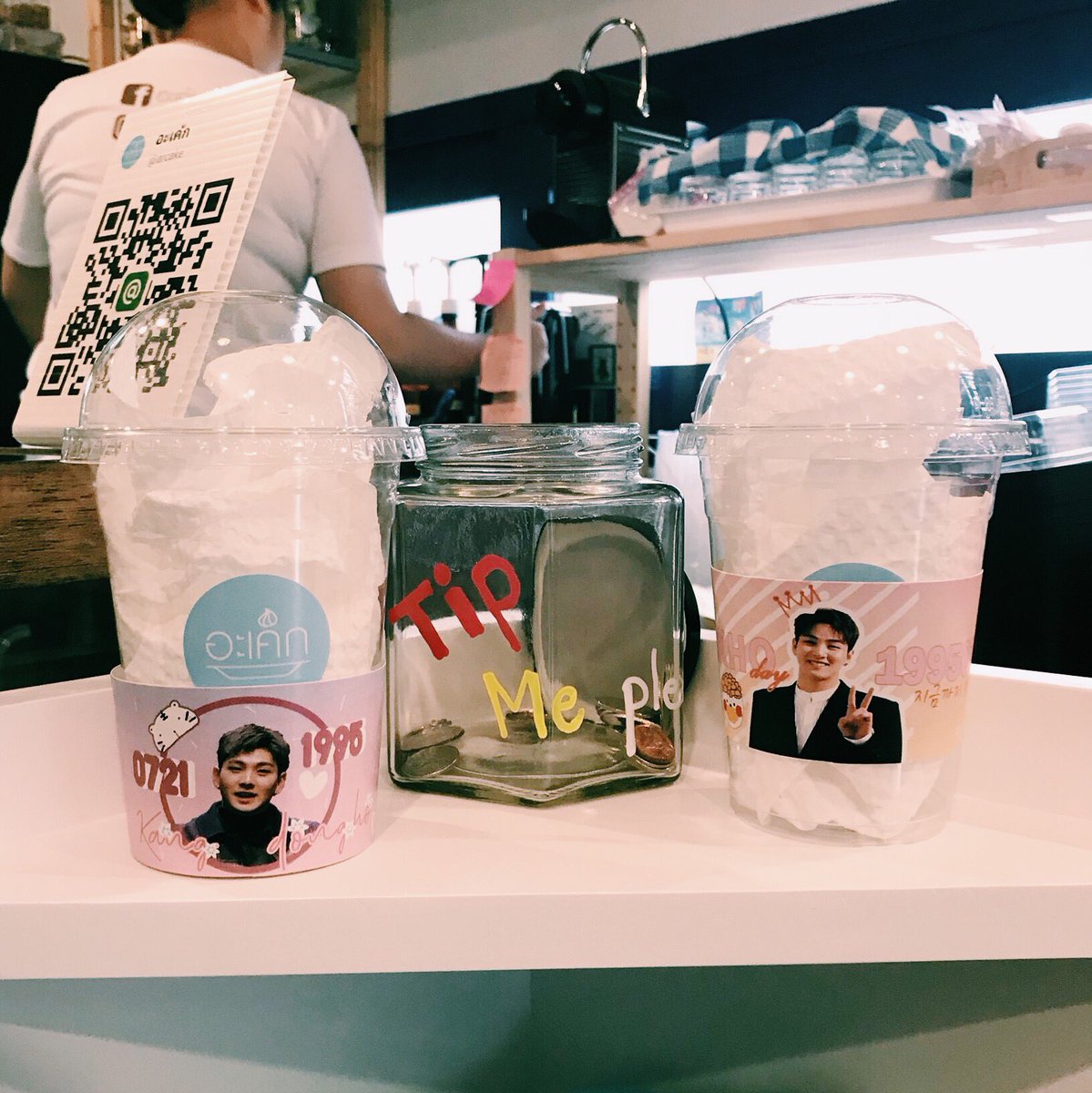 freakscrown's tweet photo. เห็นเค้าแจกปลอกแก้วพี่แบค เมื่อเพื่อนชอบผู้ชายคนนี้ เราก็จะสนับสนุนเพื่อน เลยเข้าไปกินให้เพื่อน 555 ร้าน a cake สยามซอย 9 ข้างร้าน ATM tea bar ปรากฏว่าขนมอร่อยมากค่าาา อร่อยจริงๆ มากินแล้วมารับพี่แบคได้จ้า #Julyproject2018 https://t.co/goyAWT0oMq