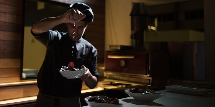 Melia__Sevilla's tweet photo. Notre Executive Chef Mané et l'art de créer délices culinaires.
#RestauranteBarbacoa #MeliaSevilla #GastronomyExperiences https://t.co/KrJ4dyAFj1