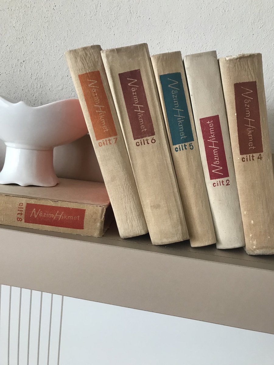 Nazım Hikmetin tüm eserleri, her cilt 500 sayfadan oluşuyor. Toplam 8 cilt var, ve yaklaşık  40- 50 yıllık kitaplar. RT eden bir kişiye hediye edeceğim. Buradan duyuruyu yapacağım.
