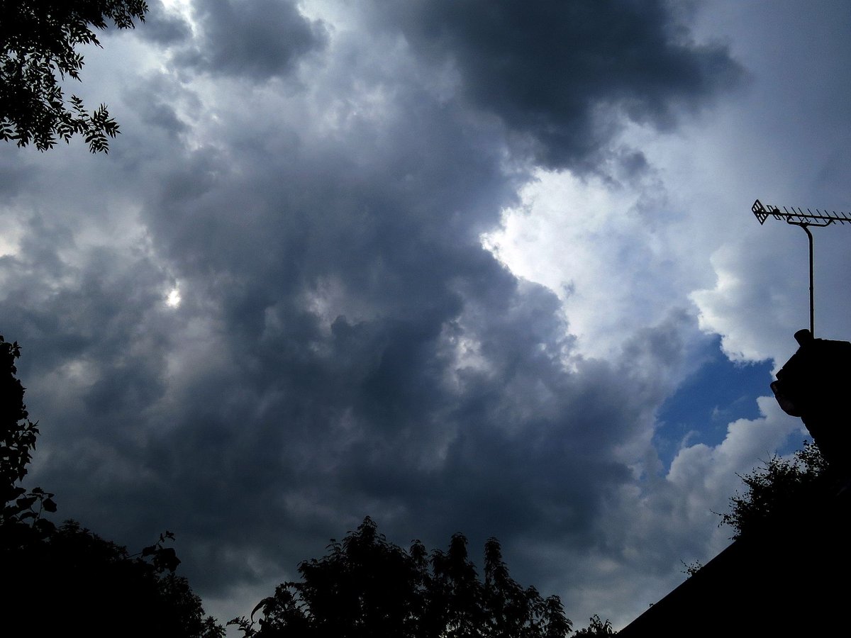 angegarrod's tweet photo. Torrential, glorious thundery rain 9.25am :)) #Thunderstorms #GloriousRain #heatwave #FurnaceFriday #clouds
https://t.co/ecBhiteBsx