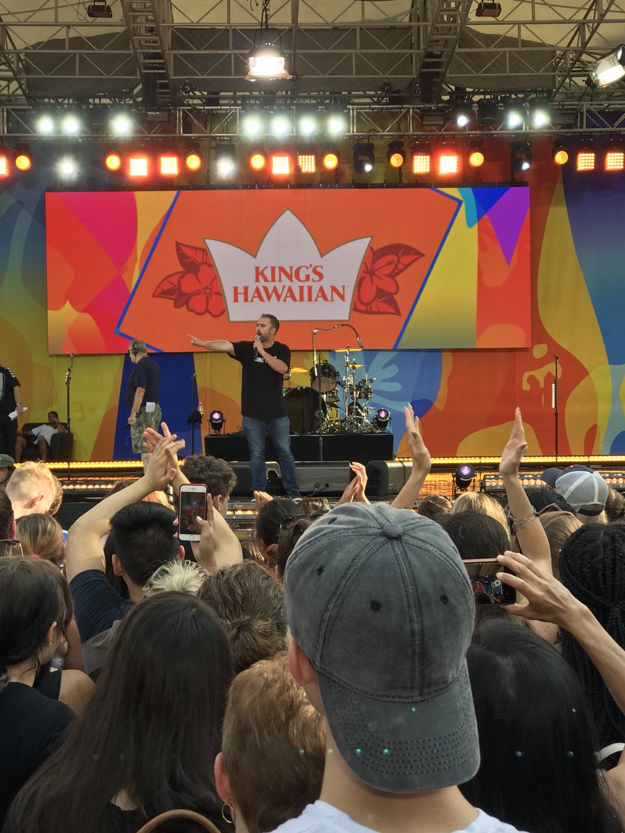 JennLitvak's tweet photo. @GMA #FALLOUTBOYonGMA @TomKellyShow https://t.co/ChKuN0OR7L