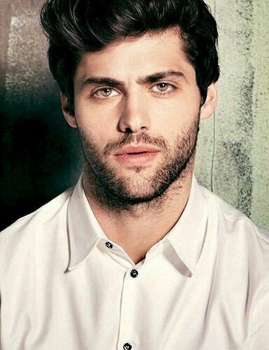 não foi nada difícil achar Matthew Daddario é a prova