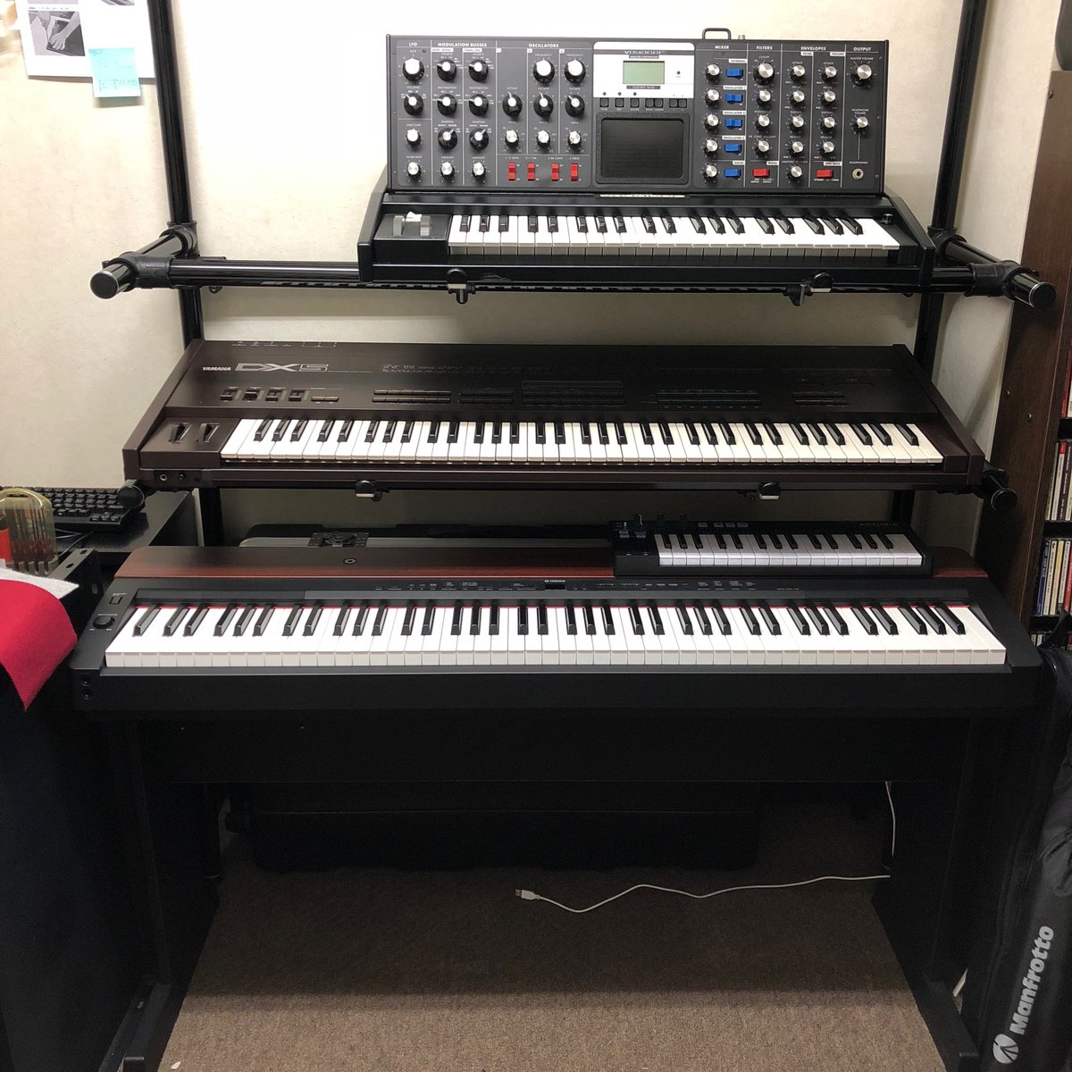 shikkokusai's tweet photo. ーボードスタンドを組み上げ。
何とかなったようだ。
それにしても毎日10kg近くのものを上げ下ろししてて、日々是筋トレみたいになってる。またヘルニアを悪化させないように注意しなきゃ。
#keyboardstand #minimoogvoyager #yamahadx5 #yamahap155 #arturiakeystep #tamapowertower https://t.co/o6gStVk2DC