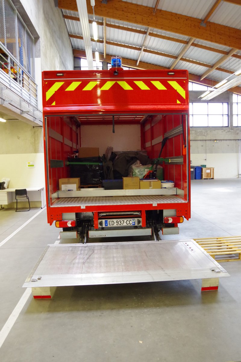 SDIS50's tweet image. Pt Log – Fourgon Logistique

La mise en service d’un fourgon pour le Gpmt Logistique, prévue au plan d’équipement 2018, s’est effectuée aujourd’hui.

Il  transportera du matériel (habillement, oxygène, mobilier, consommable, matériel d’intervention &amp;amp; médico-secouriste…)

#log50