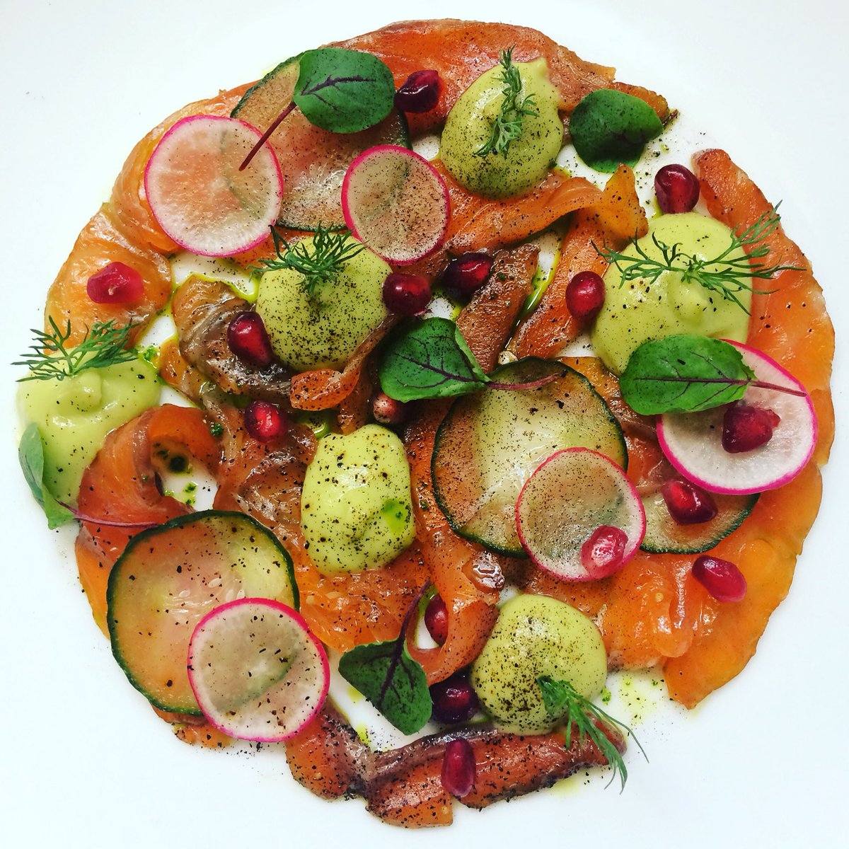 chefimccarten's tweet image. Treacle cured salmon, avocado, cucumber, pomegranate 
.
.
.

#summerspecial #salmon #curedfish #avocado #pomegranite