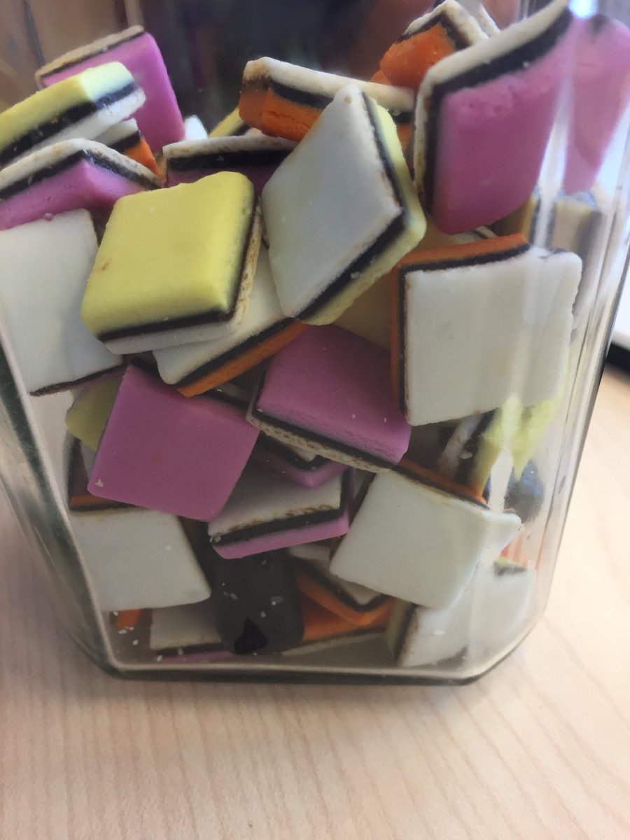 dokteropreis's tweet photo. Koop je een zak Engelse drop, zitten er maar 2 soorten in. Neem je contact op met de klantenservice, krijg ik geen reactie. Volgende keer Engelse drop van ander merk kopen #klene #engelsedrop #vanmelle https://t.co/HKtlv0OLuI