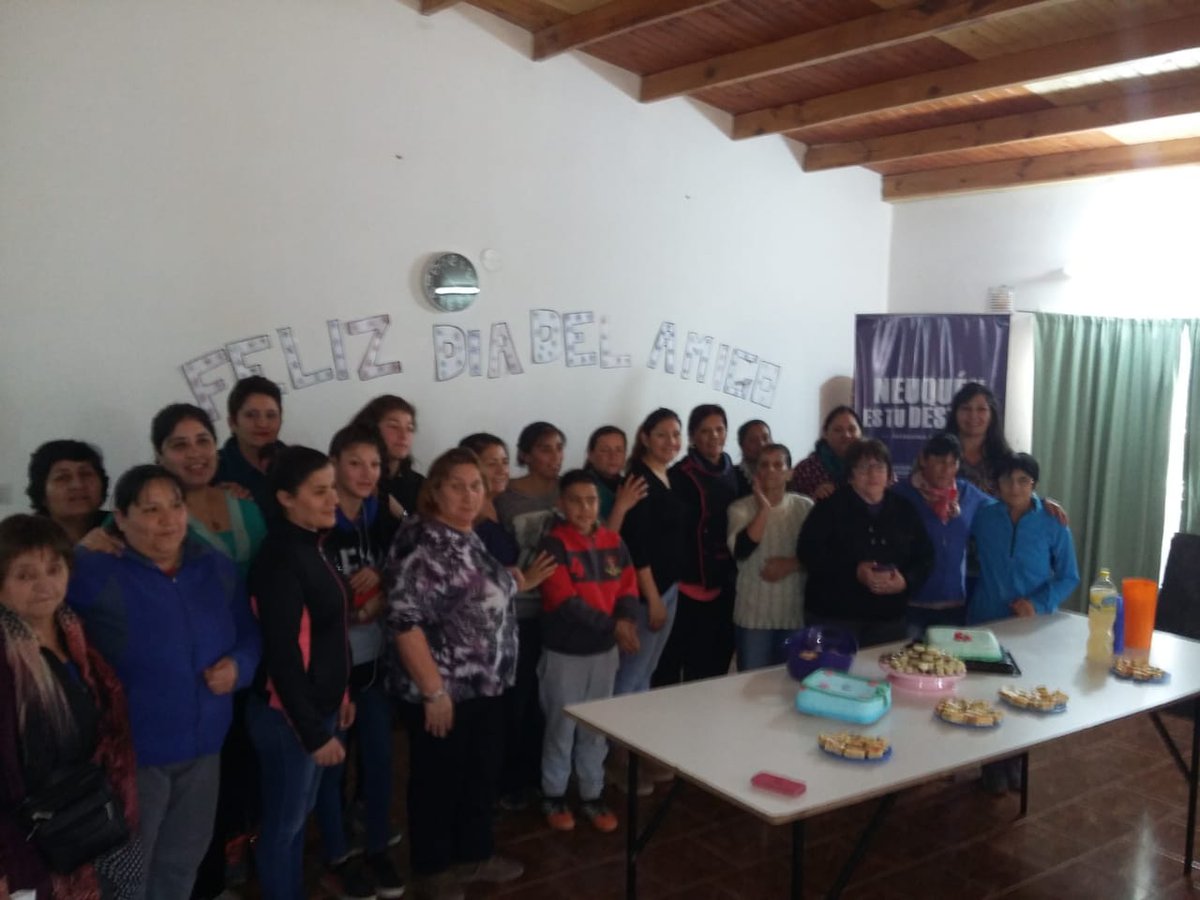 minturismo's tweet photo. #CAPACITARON EN REPOSTERÍA EN PICÚN LEUFÚ: 25 mujeres se especializaron en la producción de bombones, masas secas y alfajores en el taller que dictó el ministerio de Turismo durante 3 días.
#NeuquénEsTuDestino 🍰🥧😋 https://t.co/JtG3T3GOUV