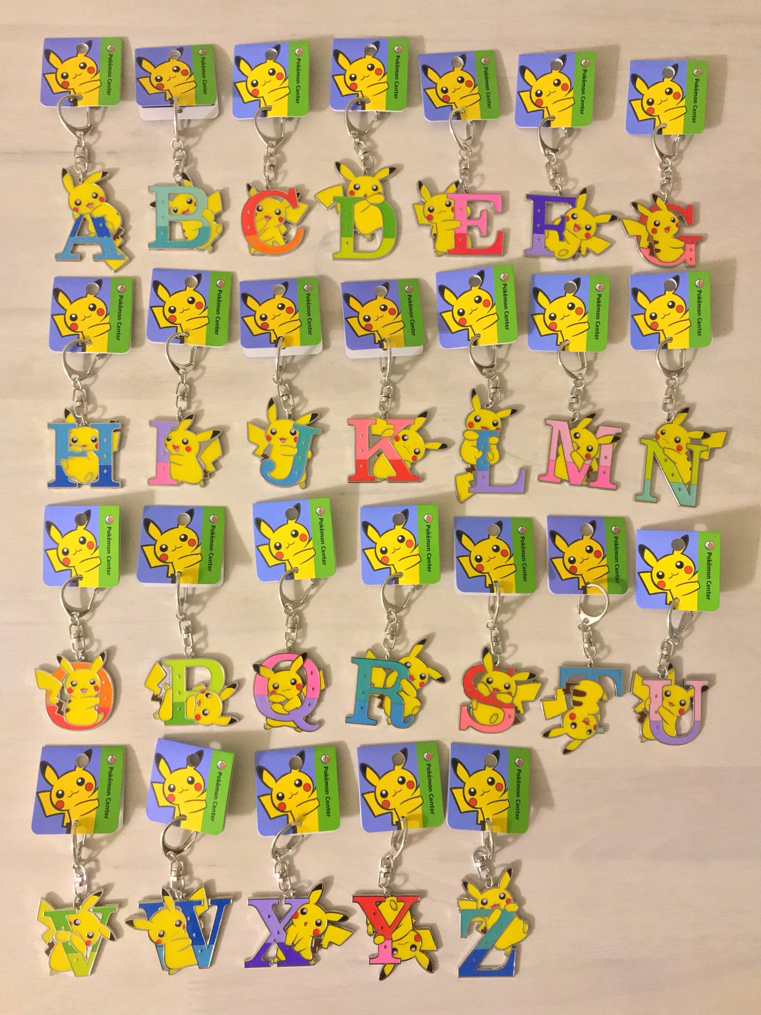 ヒノッチ ポケモンセンターに再登場 再入荷 したアルファベットキーホルダー全種類お迎えして来ました 去年と同じかと比較すると裏面右上 今年から表記され始めたポケモンロゴ新たに入っています これは別物判定 ぇ ポケモン