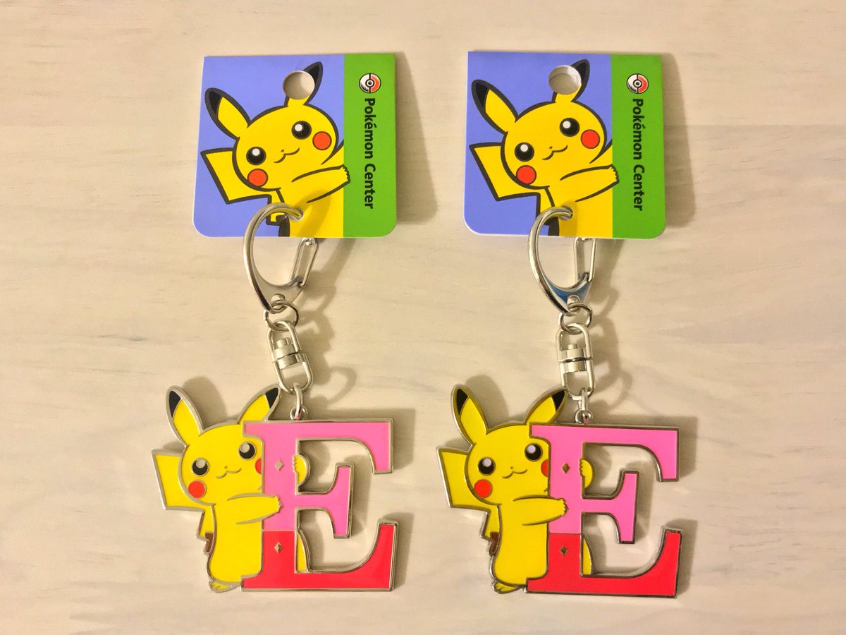 ヒノッチ Sur Twitter ポケモンセンターに再登場 再入荷 したアルファベットキーホルダー全種類お迎えして来ました 去年と同じかと比較すると裏面右上 今年から表記され始めたポケモンロゴ新たに入っています これは別物判定 ぇ ポケモン
