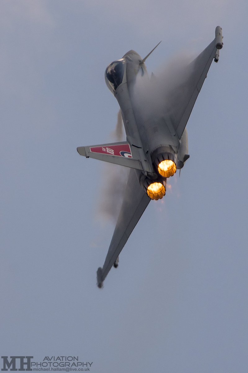 MichaelHallam20's tweet photo. #PhoonFriday @TyphoonDisplay putting on a show for @airtattoo crowds on the Saturday 

@RAFTyphoonTeam 

#BringTheNoise2018 #RAF100 https://t.co/nrbGbejYii