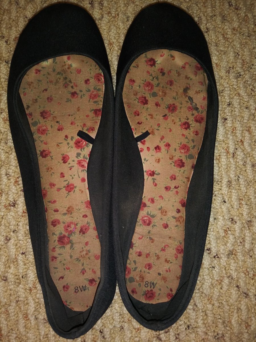 YourPrincess_BB's tweet photo. #Trashedshoes Well worn shoes, at one time were white. 😛💁 message to buy bitches #footgoddess #wellwornshoes https://t.co/8WTslXsAc9