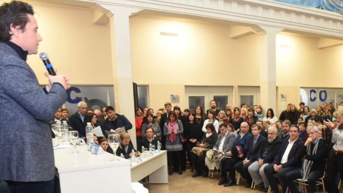 gzinny's tweet photo. Con Daniel Herrero, los ministros @dante_sica y @TizadoJavier y el intendente Alejandro Granados, participé del Encuentro sobre producción, educación, innovación y empleo en @Univ_Ezeiza. Una iniciativa conjunta para fomentar el vínculo del mundo socioproductivo con la educación. https://t.co/k2DnToMSzi