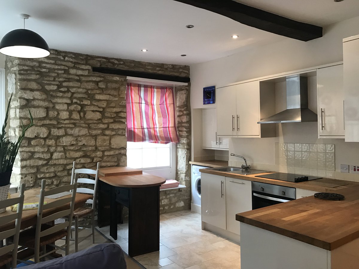 TENANTS!  Leaders are very pleased to present this STUNNING one bedroom furnished apartment in the centre of Minchinhampton! CALL TODAY FOR MORE INFORMATION! 01453 756100 #ToLet #FridayFeeling #Leaders