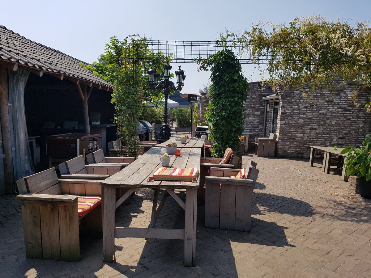 Afgelopen weekend hebben wij een erg leuk, creatief en gezellig bureau-uitje gehad! Een goed begin van de vakantieperiode! Met dank aan: #BMNBouwmaterialen #SteenfabriekEngelsOeffelt #PotterieDeTramhalte #HertogJanArcen #DeBraampeel