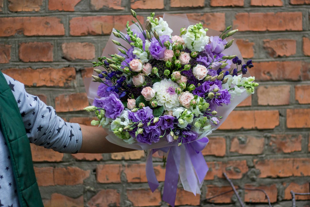 FlowersStyle's tweet image. 💜🌸🌷
#флористика #цветочнаякомпозиция #букет #цветочныйстиль #харьков #цветы #декор #followme #шедевр #необычныйбукет #стильныйбукет #аксессуарыизцветов