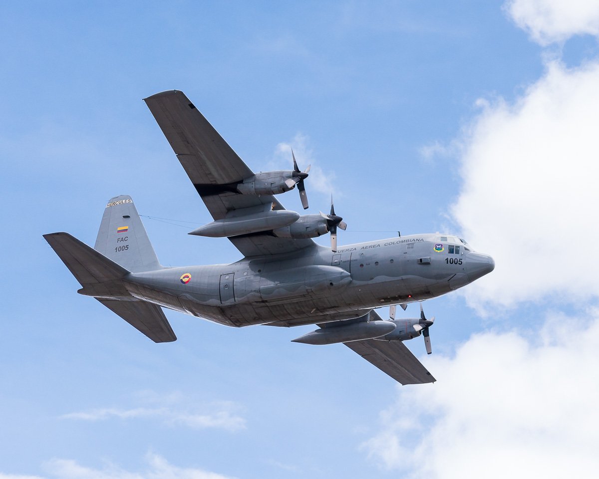 FuerzaAereaCol's tweet photo. Con los motores a toda marcha iniciamos un #FelizViernes 😀.

En la imagen nuestro poderoso Hércules C-130, avión de transporte de la @FuerzaAereaCol.

Fotografía: @JulianPardo de @SkyAndRacing https://t.co/46W2AKOGJH