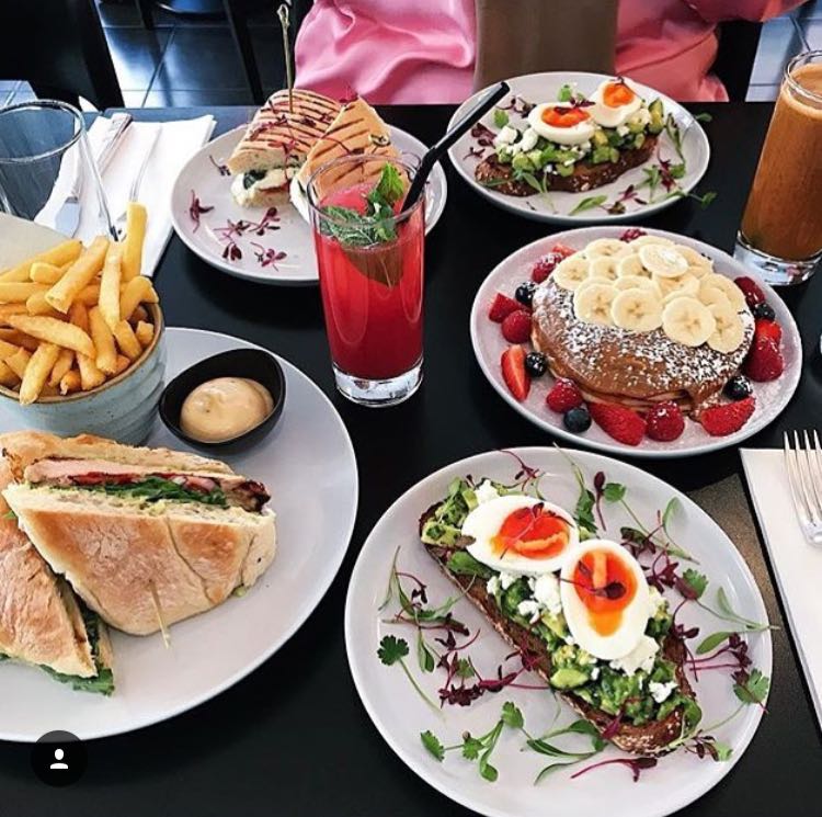 What would you say for a brunch at @drunch ..? Nestled by flowers, enjoying the delicious delicacies.
🚶10 minutes away from The Diplomat Hotel. 
#TheDiplomatHotel