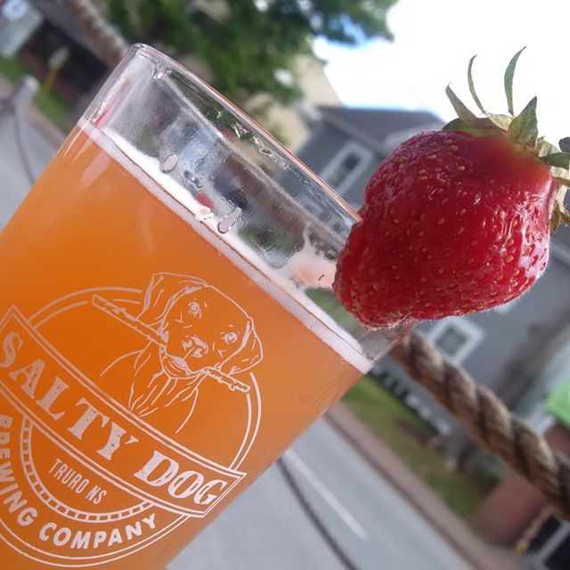 We're seeing quite a few pints of our Strawberry Wheat on the patio at @nookandcrannybrewpub! ift.tt/2LTL8jA