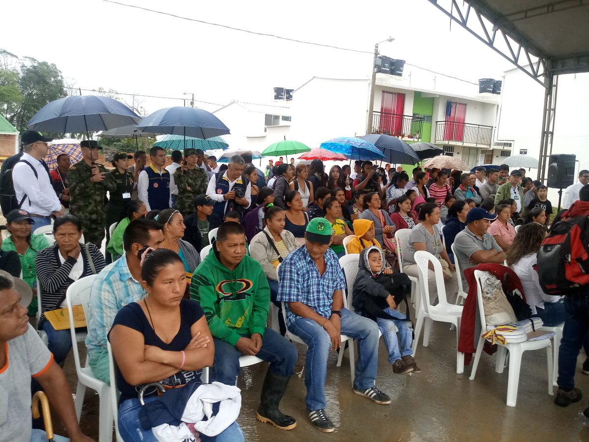 Minvivienda's tweet image. Por mal clima en #Mocoa queda suspendido el evento programado en la Urbanización Los Sauces. Sin embargo, se cumple con la promesa de empezar paulatinamente las entregas de las 200 #CasasGratis. #CambiamosVidas #AsiAvanzaMocoa